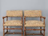 deux chaises en bois avec des assises rembourrées et une assise rembourrée de couleur beige