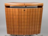 un gros plan d'une armoire en bois posée sur un support métallique