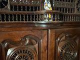 un meuble en bois surmonté d'une horloge