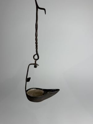Lampe à huile en fer forgé. Travail ancien.