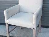 une chaise blanche posée devant un mur