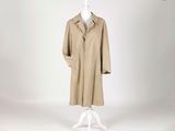 une photo d'un manteau beige posé sur un présentoir à mannequin