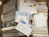 une boîte en carton remplie de lettres et de cartes postales