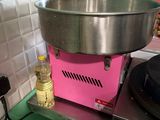 une machine posée sur un comptoir