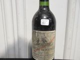 une bouteille de vin posée sur une table