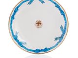 une image représentant une assiette bleue et blanche à bord doré