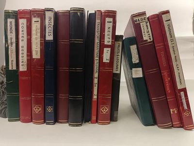 beaucoup de livres qui traînent sur une étagère