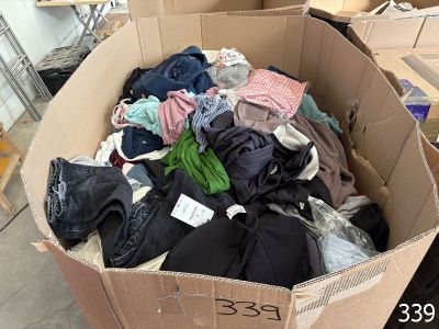 une boîte en carton remplie de vêtements dans une pièce