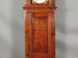 une grande horloge de parquet en bois qui se trouve dans une pièce