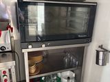 un micro-ondes posé sur une étagère dans une cuisine