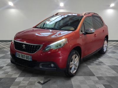 la photo d'une voiture rouge garée dans un garage