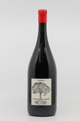 la bouteille de vin rouge est posée sur une surface blanche