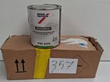 un pot de peinture posé sur une boîte en carton
