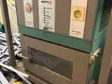 une machine posée par terre à côté d'un tas de métal