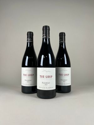 trois bouteilles de vin posées sur une table