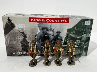 figurines représentant un groupe de soldats, avec une boîte en arrière-plan