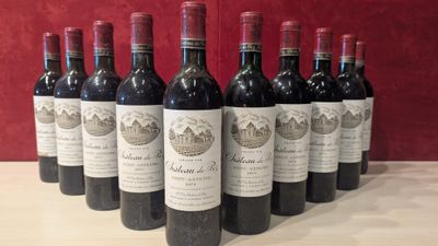 six bouteilles de vin rouge alignées sur une table en bois