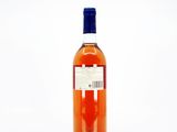 une bouteille de vin posée sur une table