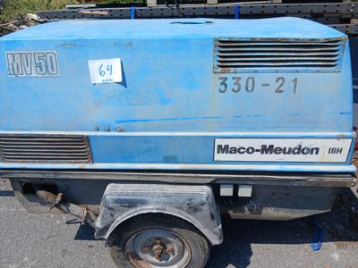 une voiture bleue garée sur le parking