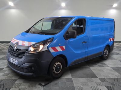 la camionnette bleue est garée sur un carrelage à carreaux