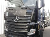 un camion noir garé devant un immeuble
