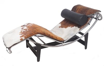 La chaise longue est en cuir de vache et dispose d'une assise en cuir noir