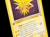 un carton jaune sur lequel figure l'image d'un personnage de Pokémon
