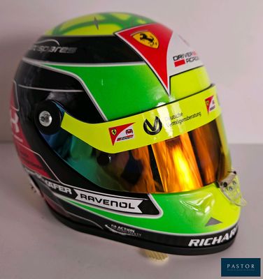 le casque d'une personne est posé sur une surface blanche