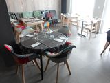 plusieurs chaises disposées autour d'une table dans un restaurant