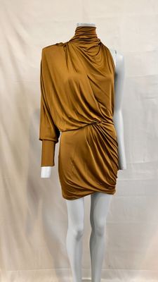 un mannequin portant une robe marron sur un mannequin mannequin mannequin mannequin mannequin mannequin mannequin mannequin mann