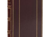 un livre marron avec des bordures dorées et un liseré doré