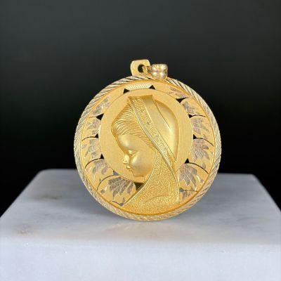 un cadenas doré sur lequel est représentée une femme
