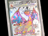 gros plan d'une carte pokemon dans un étui en plastique
