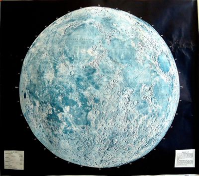 une image d'une carte de la Lune exposée dans un musée