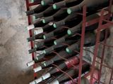 de nombreuses bouteilles de vin posées sur un casier dans une pièce