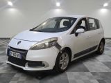 la photo d'une voiture blanche garée dans un garage