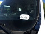 un autocollant sur le pare-brise d'une camionnette sur lequel est inscrit « n° 4 »
