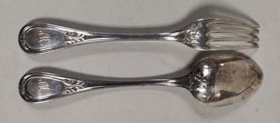 deux cuillères et une fourchette posées sur une table