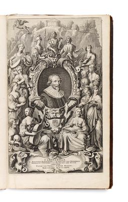 un vieux livre sur lequel figure l'image d'un homme coiffé d'une couronne, entouré d'autres personnes