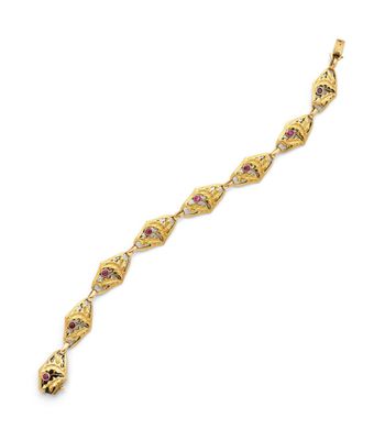 un bracelet en or orné de pierres roses sur fond blanc