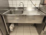un évier en acier inoxydable dans le coin d'une cuisine
