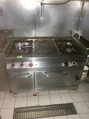 une cuisine équipée d'une cuisinière, d'un four et d'un évier