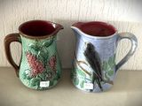 deux vases décorés d'oiseaux