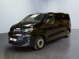 la photo d'une camionnette noire garée dans une pièce