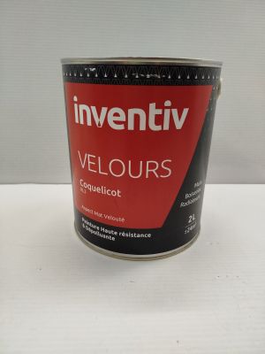 une photo d'un pot de peinture posé sur une table