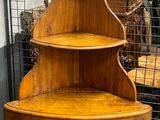 une armoire d'angle en bois surmontée d'une étagère