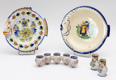 de nombreuses pièces de poterie très variées exposées sur la table