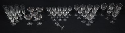 PARTIE DE SERVICE de verres en cristal gravé de fleurs, pièt…