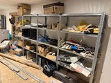une pièce remplie de nombreuses boîtes et d'autres objets