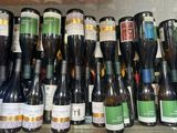 de nombreuses bouteilles de vin posées les unes à côté des autres sur une étagère